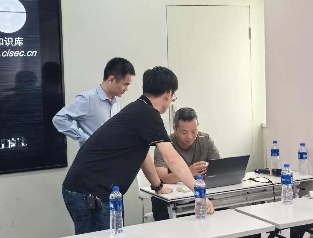 讲师指导学员操作